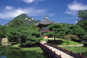 世界保龄球校园推广计划：中小学联赛助力后备培养，保龄球宣传海报